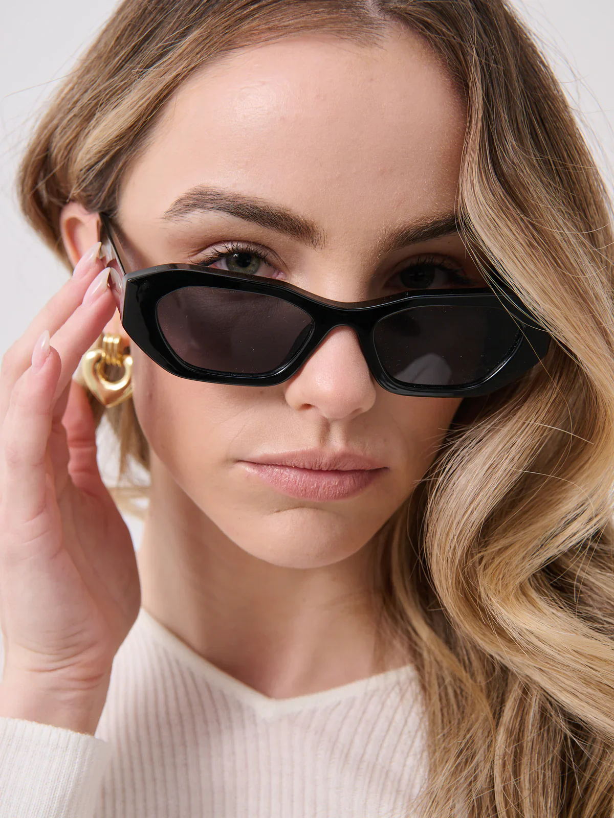 Laila Square Frame Sunglasses – Black - Image 3